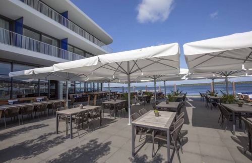 Oranjeplaat Hotel | Serene Lakeview Room with Onsite Dining Near Iguana Reptile Zoo