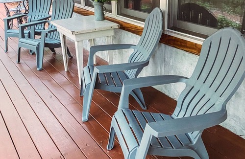 Cary Cabin | Serene Log Cabin Haven: Experience Rustic Charm in Cary- families welcome!