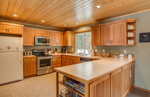 Leavenworth Cabin | Serene mountain views, ONLY 5 minutes from Leavenworth, AND Dog Friendly!