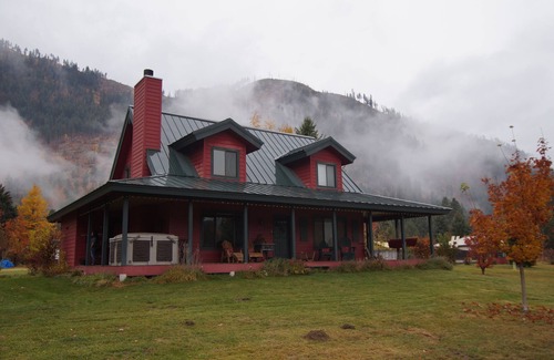 Leavenworth Cabin | Serene mountain views, ONLY 5 minutes from Leavenworth, AND Dog Friendly!