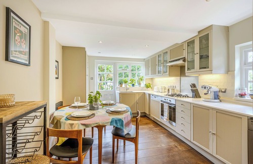 Sands End Apartment | Serene multilevel 2BR flat w/Garden in Fulham