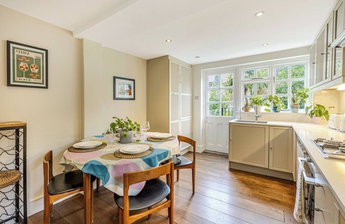 Sands End Apartment | Serene multilevel 2BR flat w/Garden in Fulham
