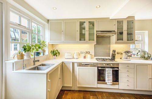 Sands End Apartment | Serene multilevel 2BR flat w/Garden in Fulham