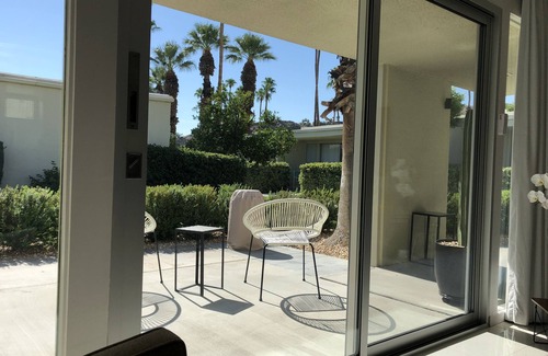 Araby Commons Condo | Serene Palm Springs Mid-Century Retreat Surrounded By Mountains & Close To All
