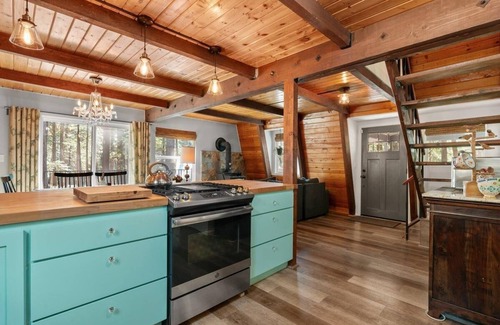 Nevada City Cabin | Serene pine forest basecamp in marvelous Nevada City with WiFi, AC