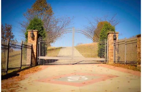 Lowell Cottage | Serene & Private Lakefront Cabin- Beaver Lake Northwest Arkansas