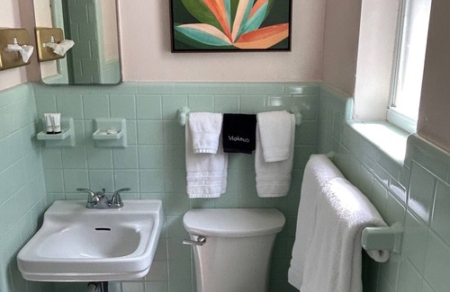 Safety Harbor Hotel | Serene Queen Studio | Safety Harbor Gem