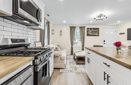 Cheektowaga House | Serene, Renovated 2BR near Airport w/Yard