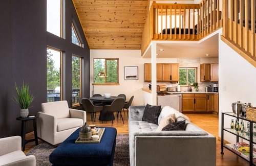 Black Hawk House | Serene Retreat: Amazing Views, HotTub, Sauna with XBOX