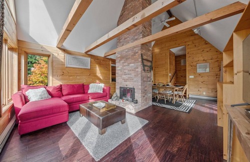 Clearview Ski Chalet | Serene Spacious Home in Beautiful Creemore