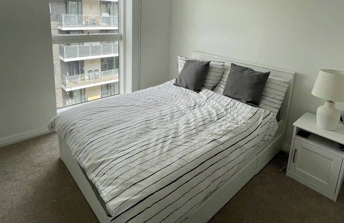 Tower Hamlets Apartment | Serene & Stylish 2BD Flat by the Canal - Poplar