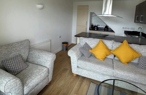 Tower Hamlets Apartment | Serene & Stylish 2BD Flat by the Canal - Poplar