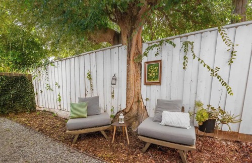 Atwater Village House | Serene, Stylish 2bd/2bth Bungalow & Yard - next to Silverlake/Echo Park Hotspots