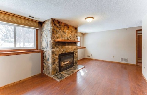 Eden Prairie House | Serene & stylish living space.nn