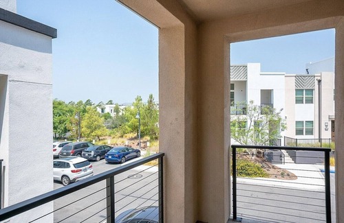 Irvine House | Serene Townhome at The Pools/3b3.5b 3 Balconies with WiFi, AC in lovely Irvine