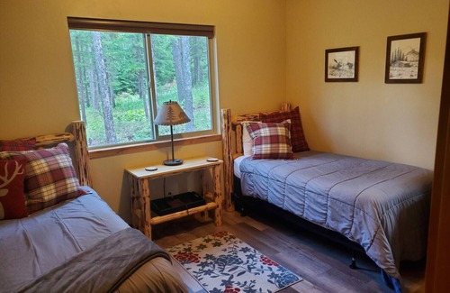 Lakeside Cabin | Serene Woodside Cabin: Modern Amenities in Nature
