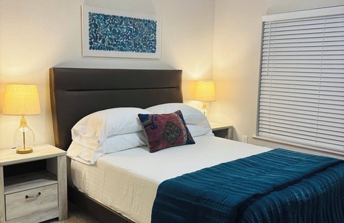 San Antonio Apartment | Serenity and sophistication in this stylish, retreat close to attractions.