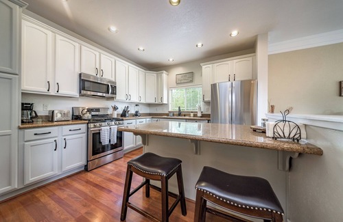 Ponderosa Trails House | Serenity Awaits: Pine Trees Retreat w/AC and EV