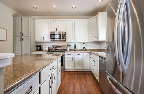 Ponderosa Trails House | Serenity Awaits: Pine Trees Retreat w/AC and EV