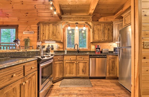 Logan Cabin | 'Serenity Now' Cabin w/Fire Pit + Game Room!