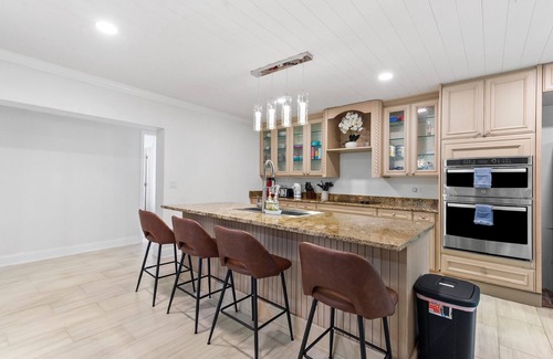 Haverhill House | Serenity of West Palm Beach - 5 bed 4 bath Heated Pool and Hot Tub - 3 mi PBI