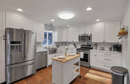 Sugar Grove House | Serenity Retreat| Pickleball/Hot Tub/Sleeps 12+