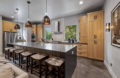 South Lamar House | Serenity Spaces in S Lamar - Sauna/Hot tub/Firepit