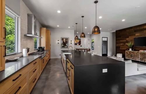 South Lamar House | Serenity Spaces in S Lamar - Sauna/Hot tub/Firepit