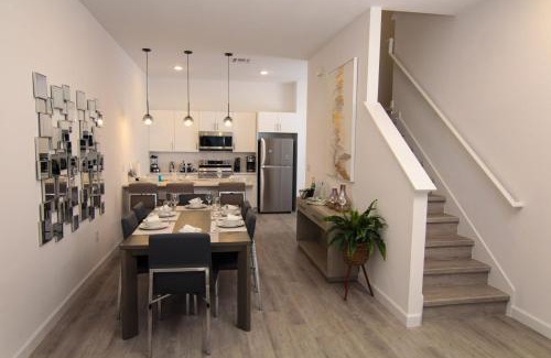Loughman House | Serenity Townhouse Private Pool and Pet-Friendly