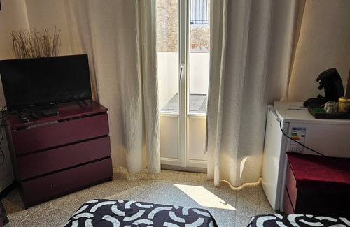Lezignan-Corbieres Bed & Breakfast | Serge Le Belge room 2 single bed with balcony