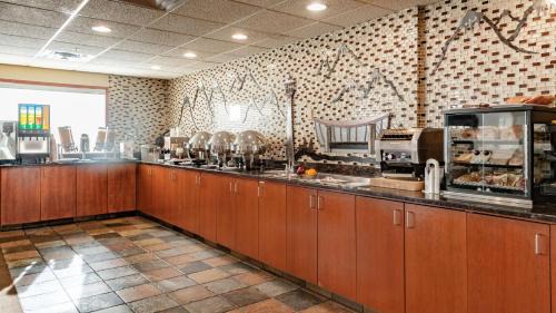 Southeast Calgary Hotel | Service Plus Inns and Suites Calgary
