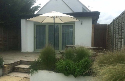 Cambridge Apartment | Serviced City Centre garden apartment free off road car port parking & Wi-Fi.
