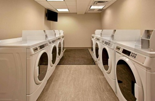 Portland House | Settle in at our hotel near PDX Airport