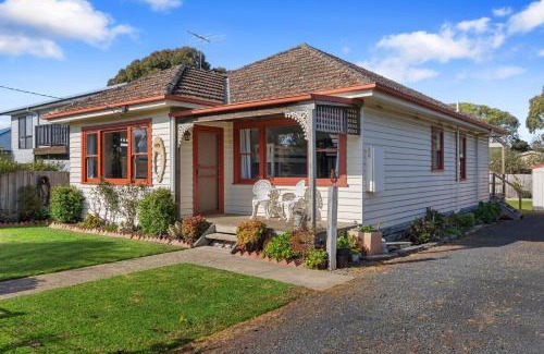 Cowes House | Settle In Retro cottage, Cowes