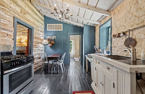 Fredericksburg Cabin | Settler's Crossing Sanctuary! Sleeps 35 | Weddings