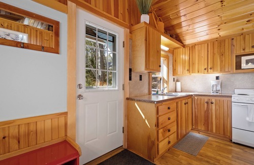 Cushing Cottage | Settlers Cottage, cute Maine home with water views