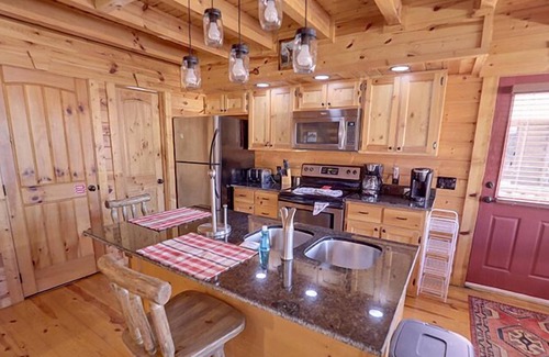 White Oak Lodge Cabin | Sevierville - Hillside Hideaway - 2 Bedrooms - Sleeps 6