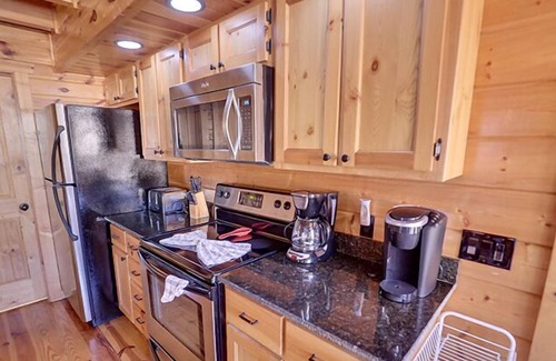 White Oak Lodge Cabin | Sevierville - Hillside Hideaway - 2 Bedrooms - Sleeps 6