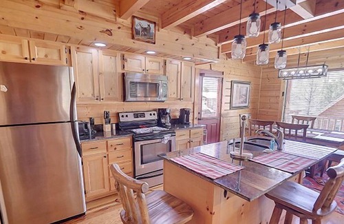 White Oak Lodge Cabin | Sevierville - Hillside Hideaway - 2 Bedrooms - Sleeps 6