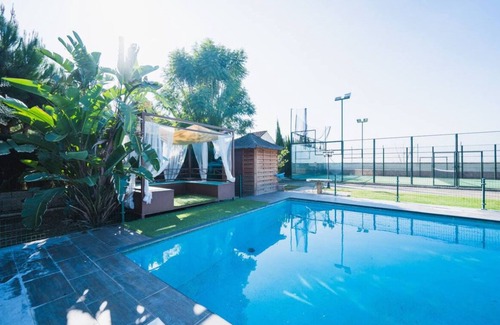Montequinto Ski Chalet | Seville Luxury Villa with Pool, Padel Court, Pet-Friendly and Group-Friendly
