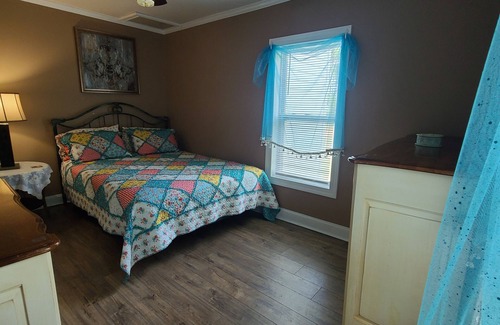 Adairsville Cottage | Shade Tree Cottage is a perfect cozy cottage to make you feel right at home.