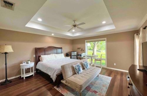 Temple House | Shaded Oaks Suite Luxury Stay by the Golf Course