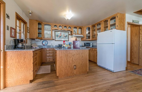 Fruita House | Shady Acres: Two Living Areas & Book Collection!
