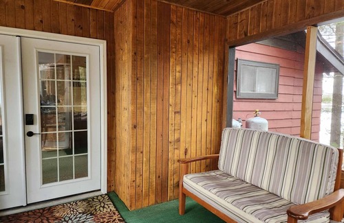 Rhinelander Cabin | Shady Rest Cabin #2, lakefront, firepit, sleeps 6, pets welcome, sandy beach