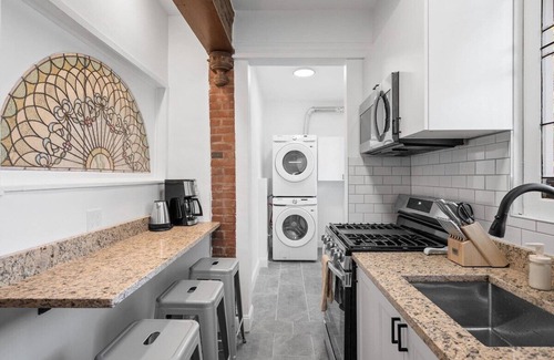 Shadyside Apartment | Shadyside/Pittsburgh, Modern & Accessible 2 Bedroom with Free Parking