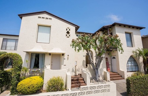 Belmont Shore Apartment | Shaggy Seahorse:Beach~Bay~2ndSt~Fast Wi-Fi+Pets OK
