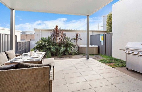Shell Cove House | Shallows Coastal Retreat - Walk to Beach