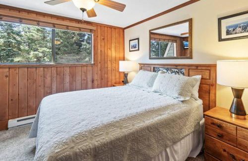 Snowshoe Apartment | Shamrock 74