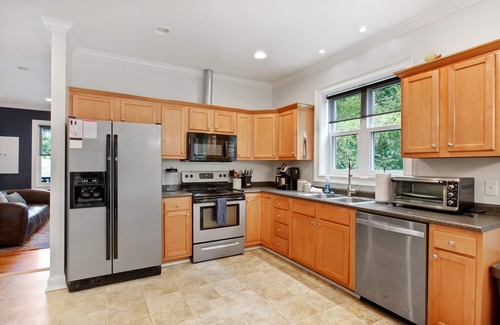 Thunderbolt House | Shangri-La @ Thunderbolt: 5 Bedrooms On Vernon St!