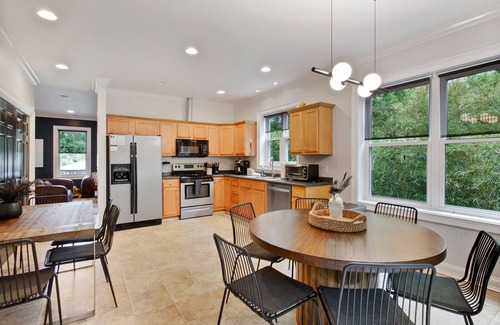 Thunderbolt House | Shangri-La @ Thunderbolt: 5 Bedrooms On Vernon St!